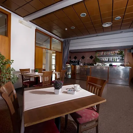 מלון River Palace טרצ'ינה