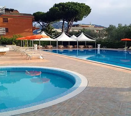 מלון River Palace טרצ'ינה